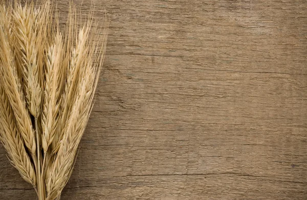 木の質感に小麦の穂のスパイク — ストック写真