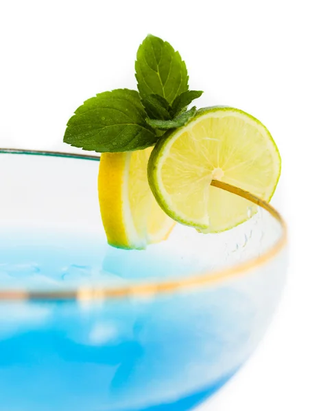 Blauer Curaçao-Cocktail mit Zitronen- und Limettendekor — Stockfoto