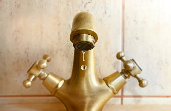 Water drops falling from vintage faucet in bathroom. — Stock Photo, Image