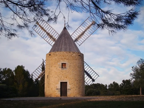 Windmühle in Südfrankreich — Stockfoto