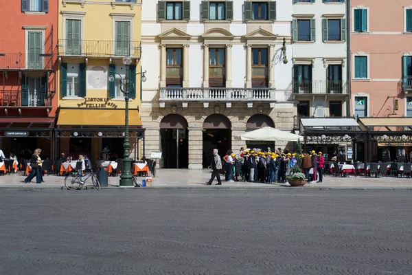 Grupos de turistas em Verona — Fotografia de Stock