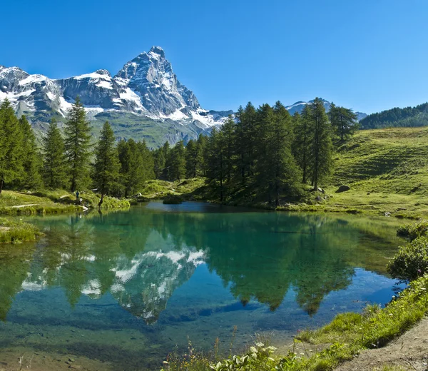 Blue lake and Mount Cervino — Stock Photo, Image