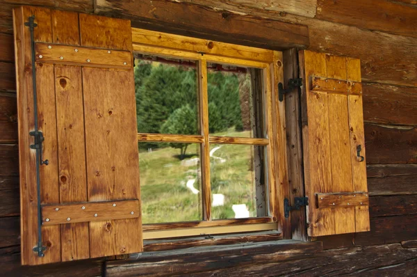 Reflections in the window of the refuge — Stock Photo, Image