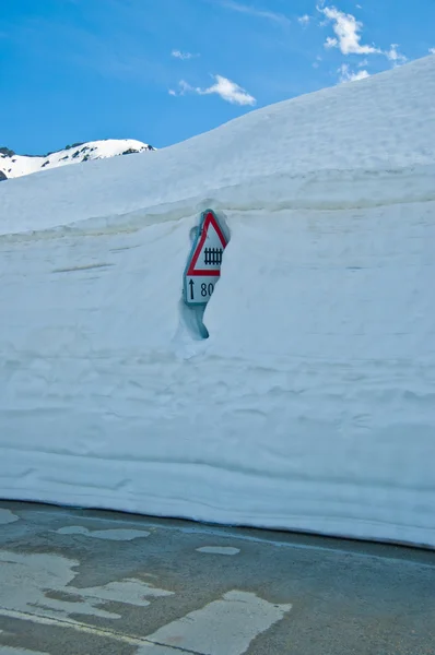 Nufenen pass, stěna sněhu Švýcarsko — Stock fotografie