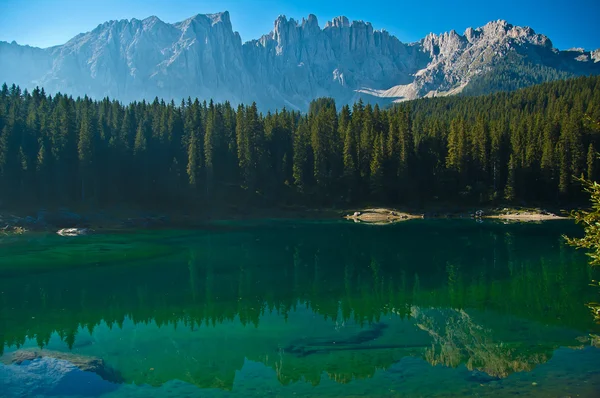Jezioro Carezza's i górze Latemar — Zdjęcie stockowe