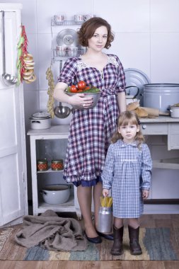 Anne ile kızı mutfak Köyü