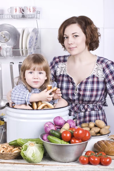 Mãe com a filha na cozinha na aldeia — Fotografia de Stock