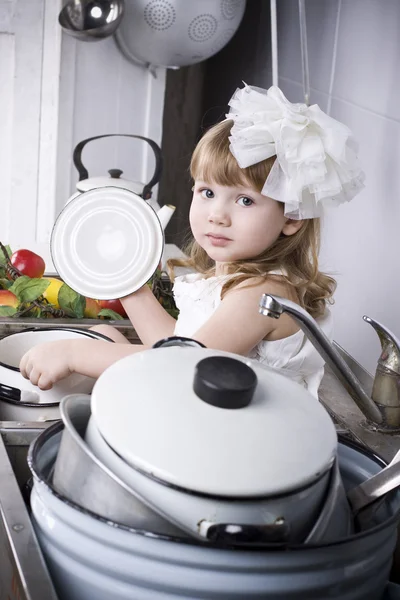 Dziewczyna siedzi w umywalkę — Zdjęcie stockowe