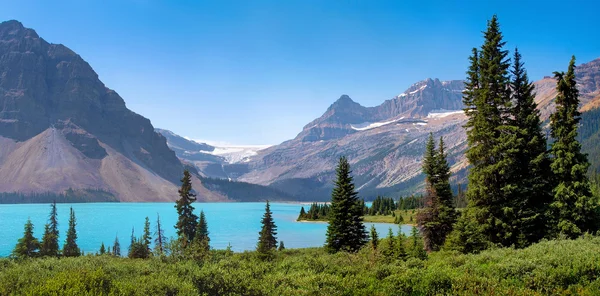 风景秀丽的自然风景与加拿大艾伯塔省的山下湖 — 图库照片