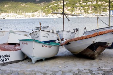 sıra tekneler limanda dizilmiş