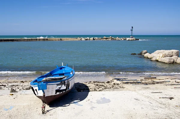 Boat on the shore — Stock Photo, Image