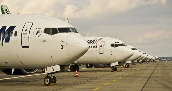 Grupo de aviones estacionados en el aeropuerto — Foto de Stock