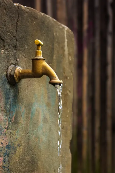 Vecchio rubinetto dell'acqua arrugginito — Foto Stock
