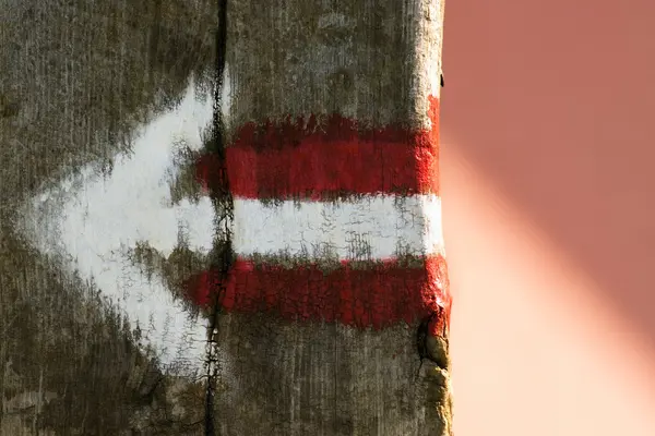 木の板で古い塗られた矢印 — ストック写真