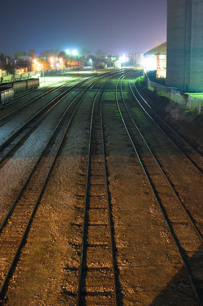Železniční tratě v noci — Stock fotografie