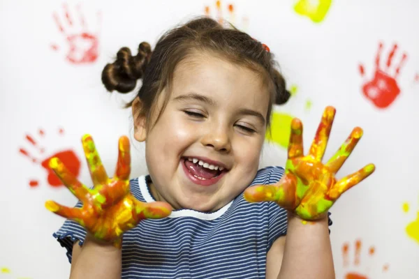Ребенок играет с краской — стоковое фото