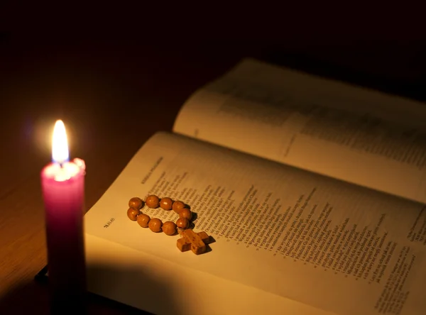 圣经 》 和蜡烛 — 图库照片