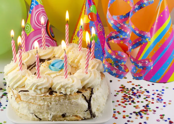 Doğum günü pastası ve mumlar — Stok fotoğraf