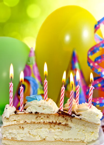 Tort urodzinowy i świece — Zdjęcie stockowe