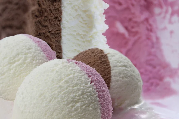 Cioccolato alla vaniglia e gelato alla fragola — Foto Stock