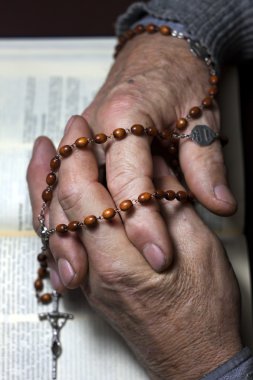İncil ve dua eller