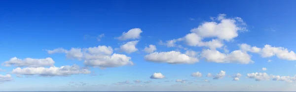 白云和天空的全景图 — 图库照片