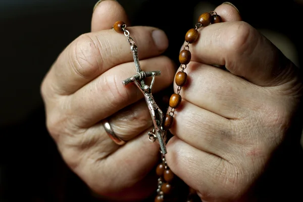 Manos de mujer rezando y rosario —  Fotos de Stock