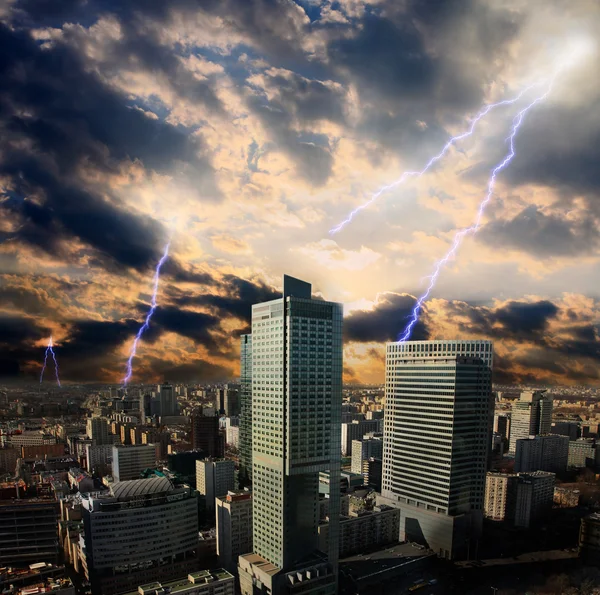 Apocalipse tempestade relâmpago na cidade — Fotografia de Stock