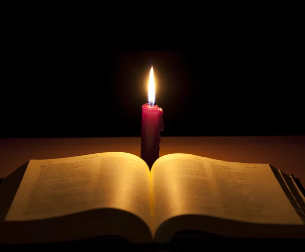 Biblia i świeca — Zdjęcie stockowe