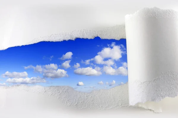 Roztrhaný papír na modré obloze abstrakt — Stock fotografie