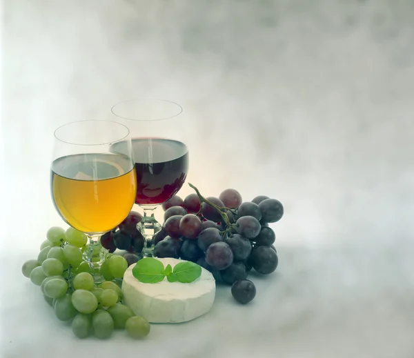 Wine grapes and cheese still life — Stock Photo, Image