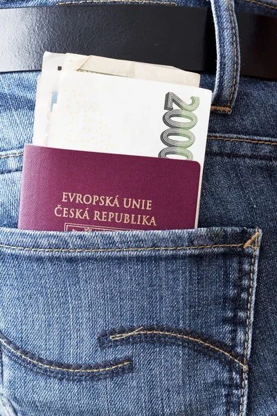 Vrouw die Tsjechische paspoort en geld uit jeans zak — Stockfoto