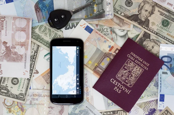 Czeski paszport telefonu i samochodu klucz na banknoty — Zdjęcie stockowe
