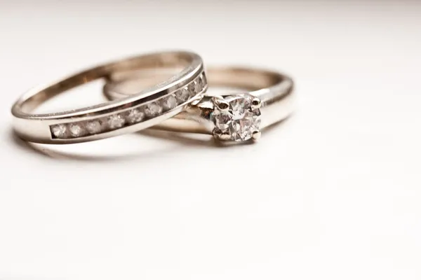 Šumivé snubní prsteny Stock Obrázky