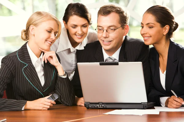 Gruppe von Geschäftsleuten, die am Laptop arbeiten — Stockfoto