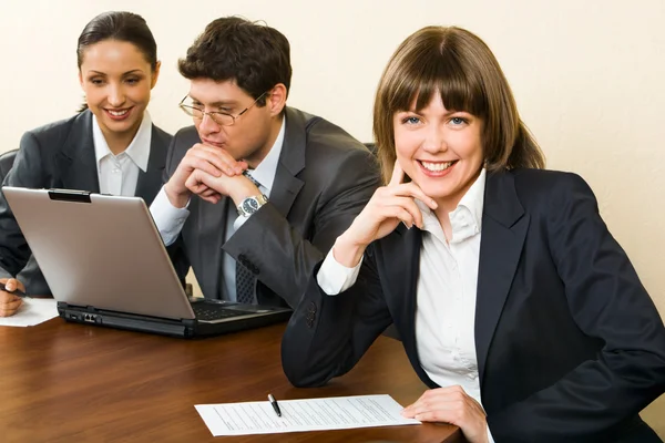 Donna intelligente su uno sfondo i colleghi in ufficio — Foto Stock