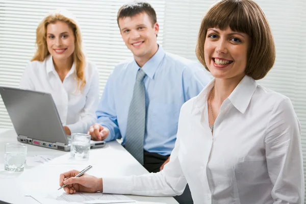 Confident businesswoman in the office — Stock Photo, Image