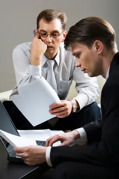 Portrait of two concentrated businessman — Stock Photo, Image