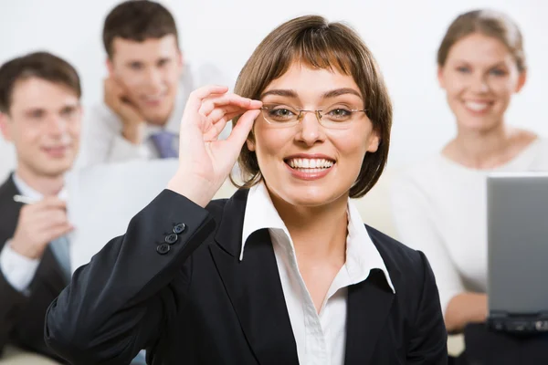 Retrato de mulher alegre em óculos no fundo da comunicação — Fotografia de Stock