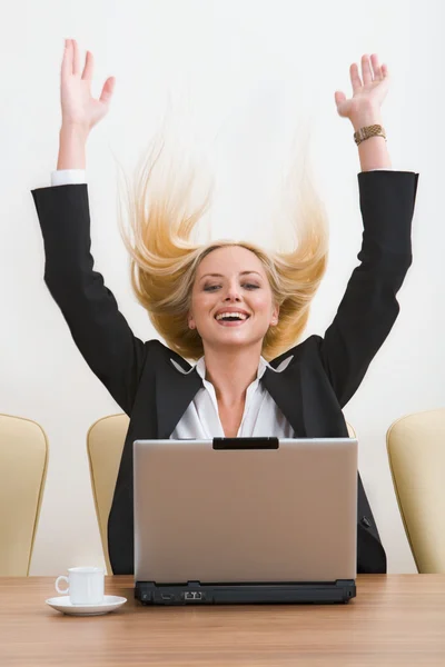 Portrait de femme d'affaires blonde surprise avec les mains levées — Photo
