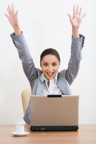Porträt einer glücklichen brünetten Geschäftsfrau mit erhobenen Händen — Stockfoto