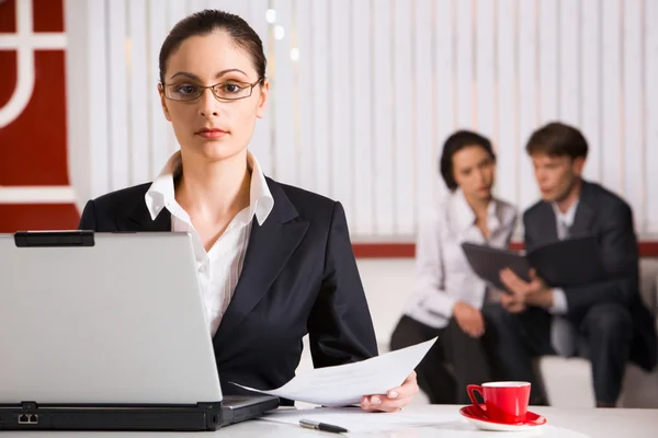 Retrato de mujer de negocios bonita en la oficina — Foto de Stock