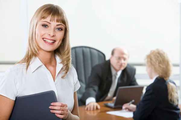 Portrait de femme d'affaires souriante intelligente tenant les dossiers — Photo