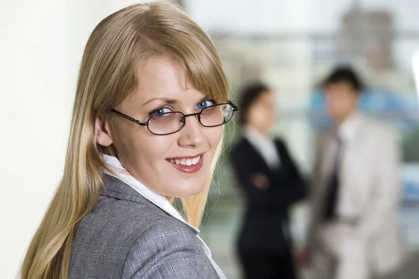 Framgångsrik affärskvinna tittar på kamera med leende ansikte — Stockfoto