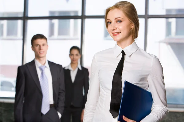 Portrait of smart smiling business woman holding the folders — Stock Photo, Image