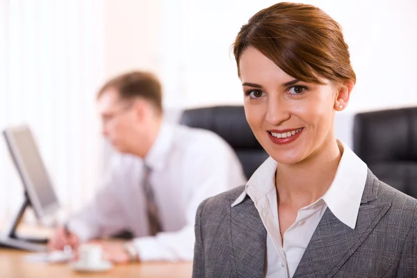 Ritratto di donna d'affari felice sorridente a macchina fotografica su sfondo di lavoro — Foto Stock