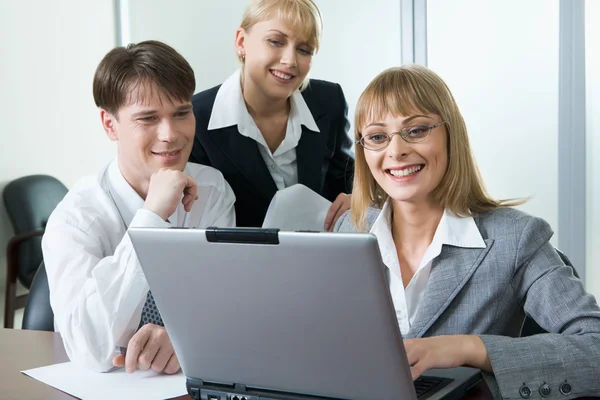 Group of three business looking at monitor — Stock Photo, Image
