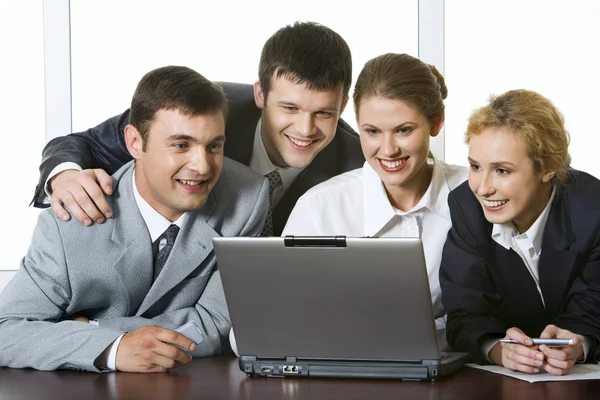 Grupp av företag som arbetar vid möte — Stockfoto
