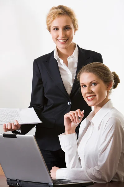 两个微笑在一起工作的业务妇女肖像 — 图库照片