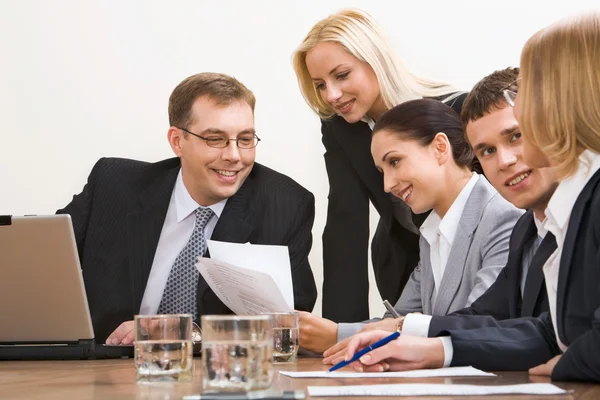 Grupo de trabajo empresarial en la reunión —  Fotos de Stock